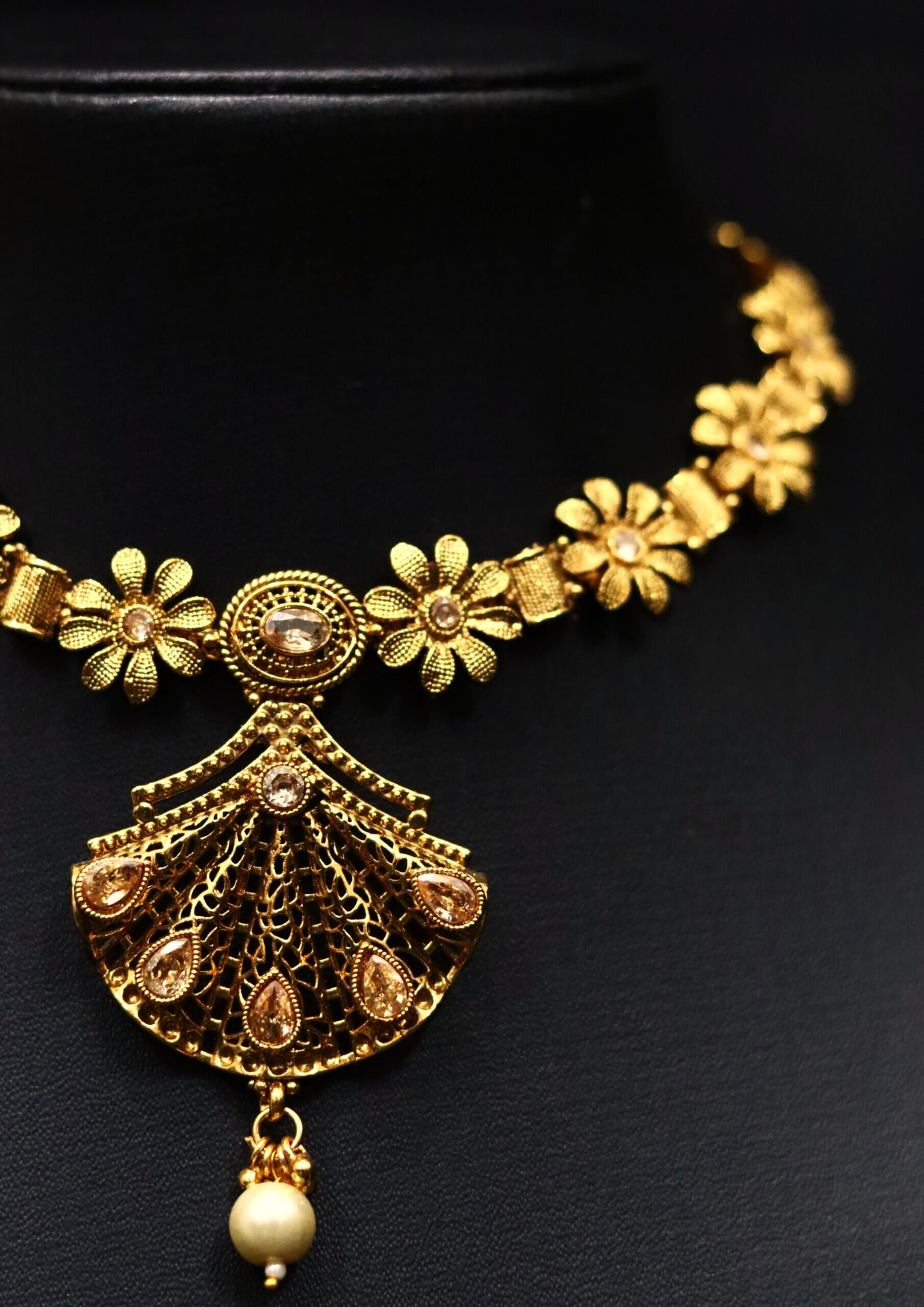 Aalaya Floral Pendant Set
